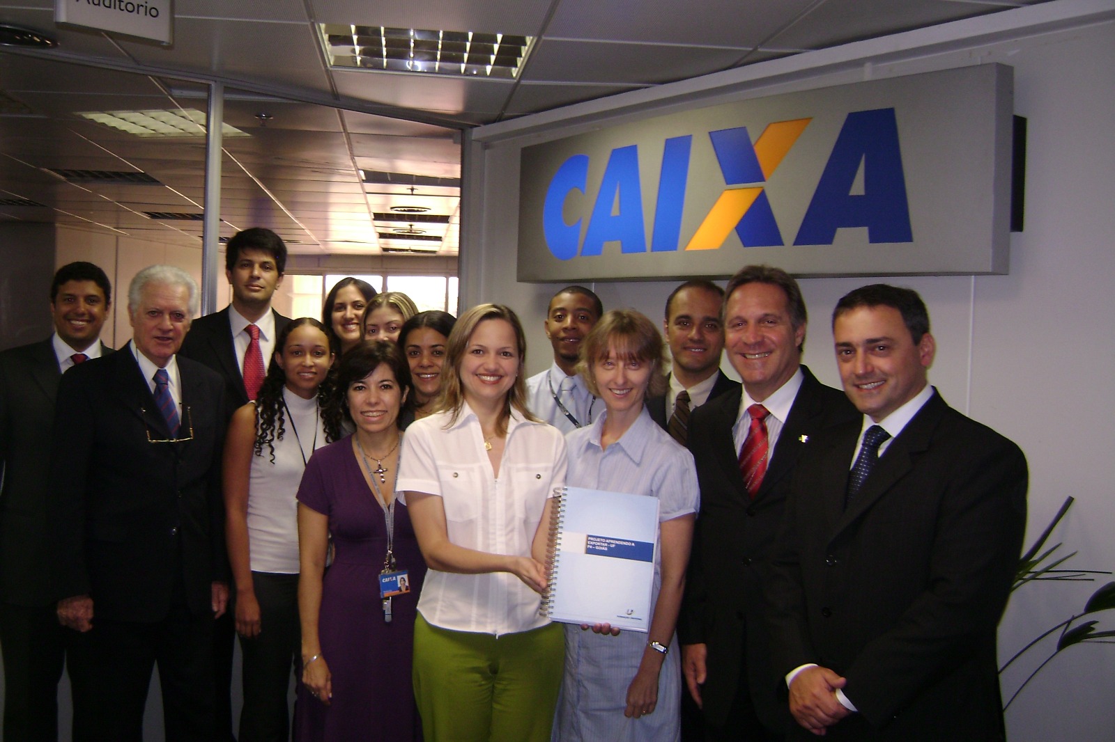 Grupo reunido na CAIXA com material do projeto Aprendendo a Exportar