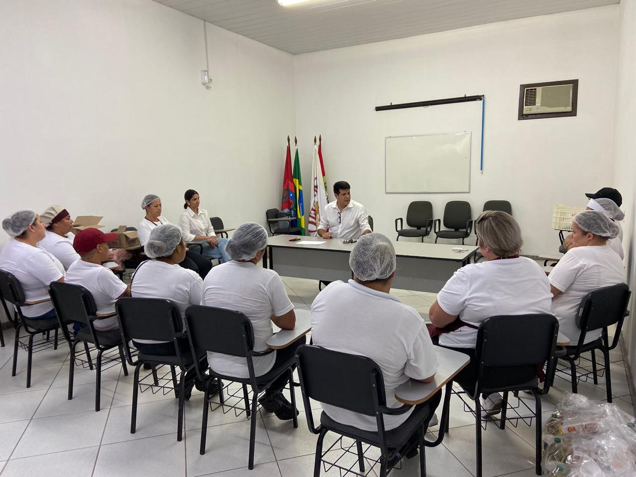 Márcio conversa com equipe de colaboradores do setor de alimentação