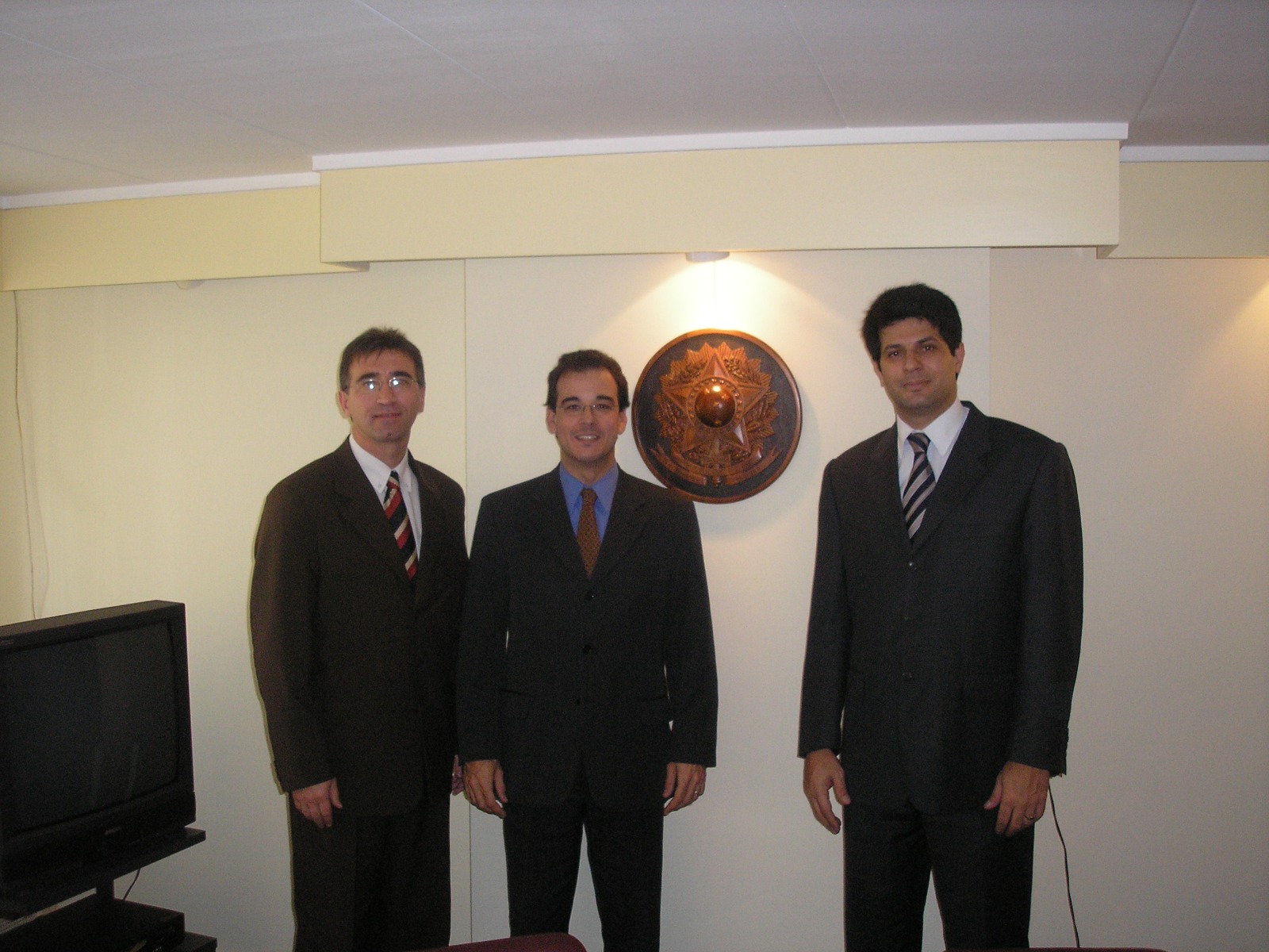 Márcio com dois participantes em reunião na Embaixada do Brasil em Haia