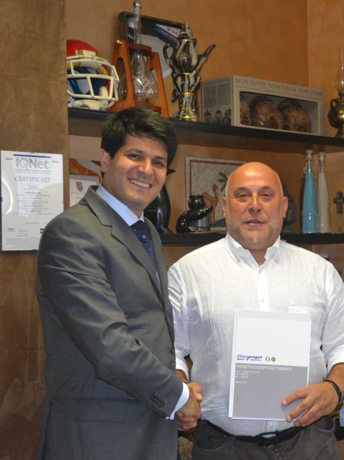 Márcio entrega estudo de mercado a cliente em Milão