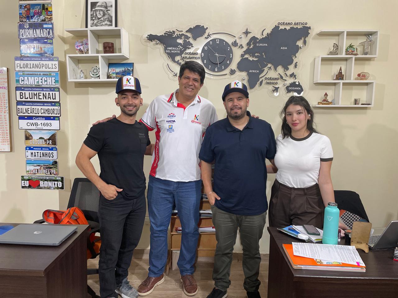 Márcio e equipe em reunião de turismo e negócios no Paraguai