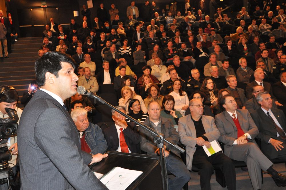 Márcio apresenta um projeto de turismo diante de uma plateia no Paraná