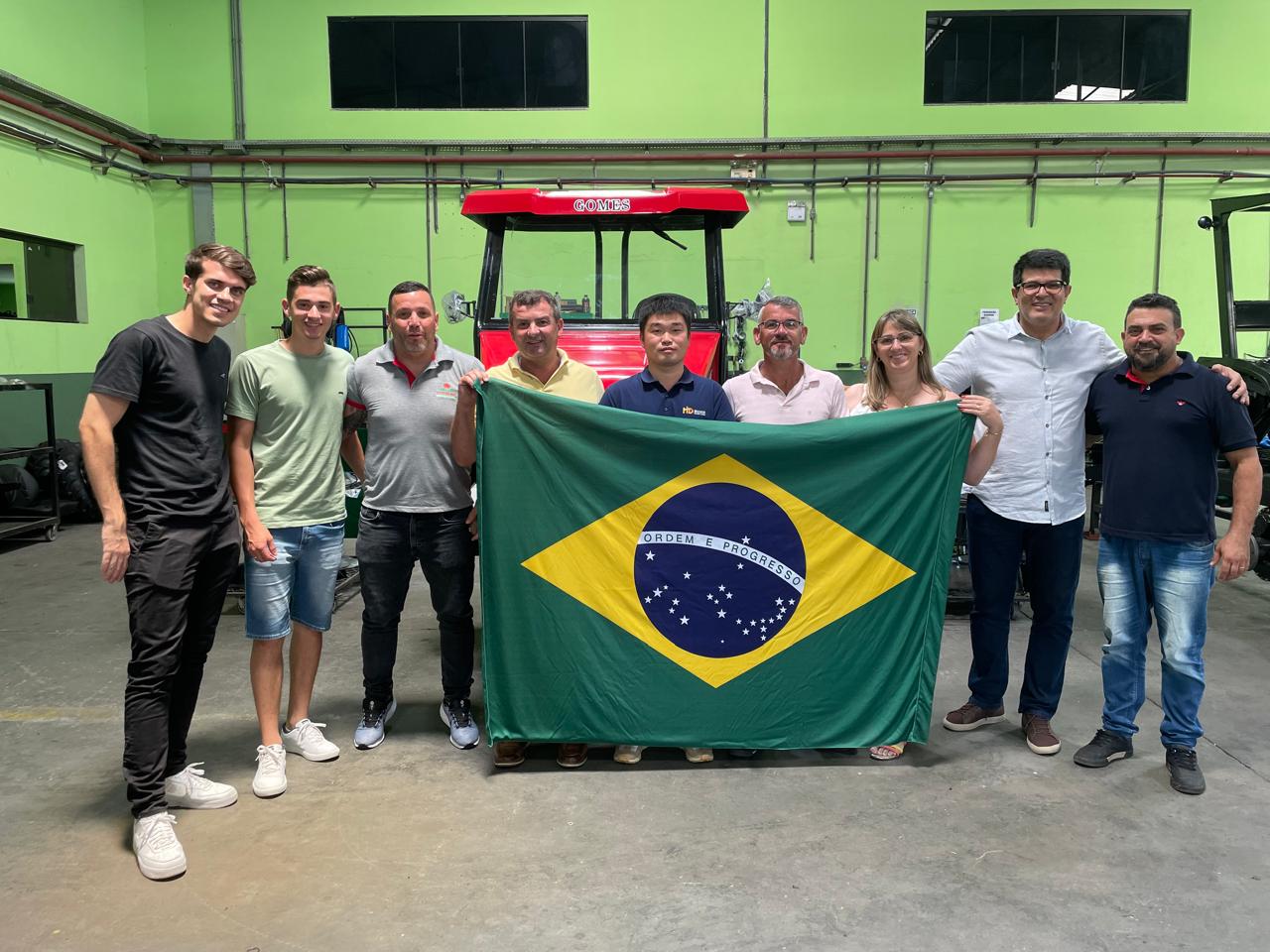 Márcio com grupo brasileiro e parceiro chinês do setor agroindustrial