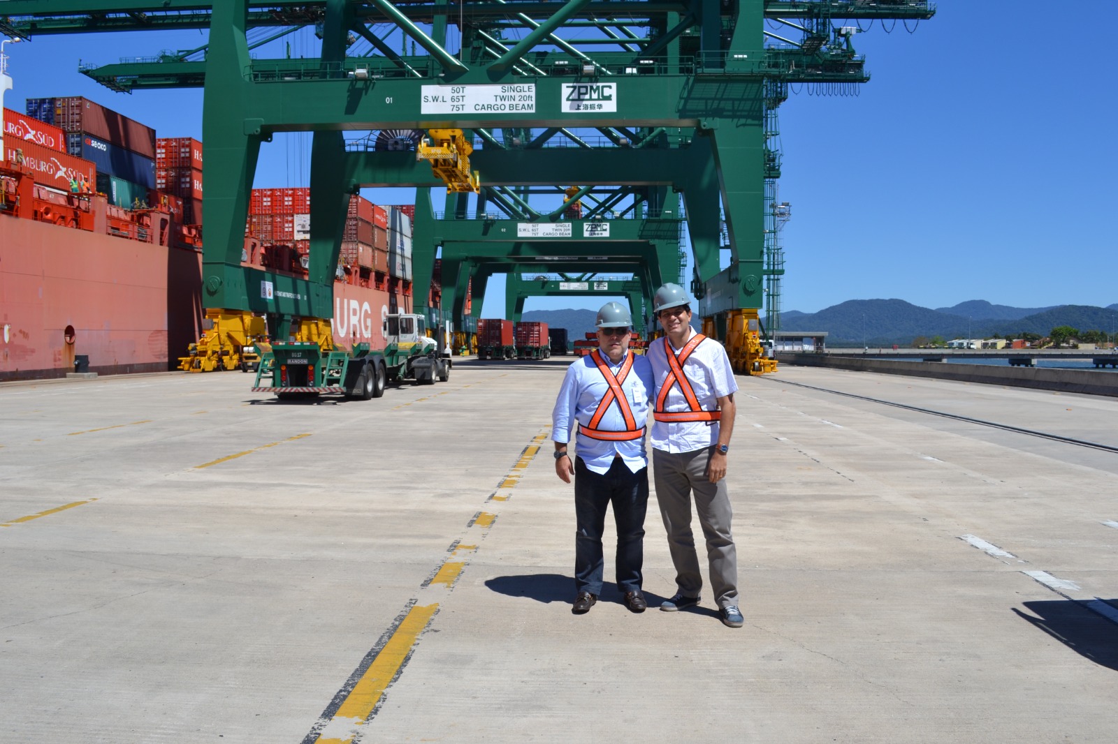 Márcio e acompanhante em visita ao Porto de Itapoá